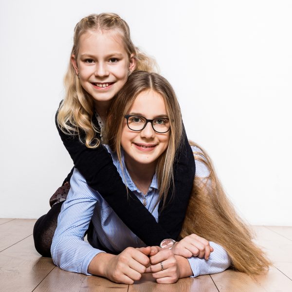 Geschwisterliebe - Familienshooting im Fotostudio Eder